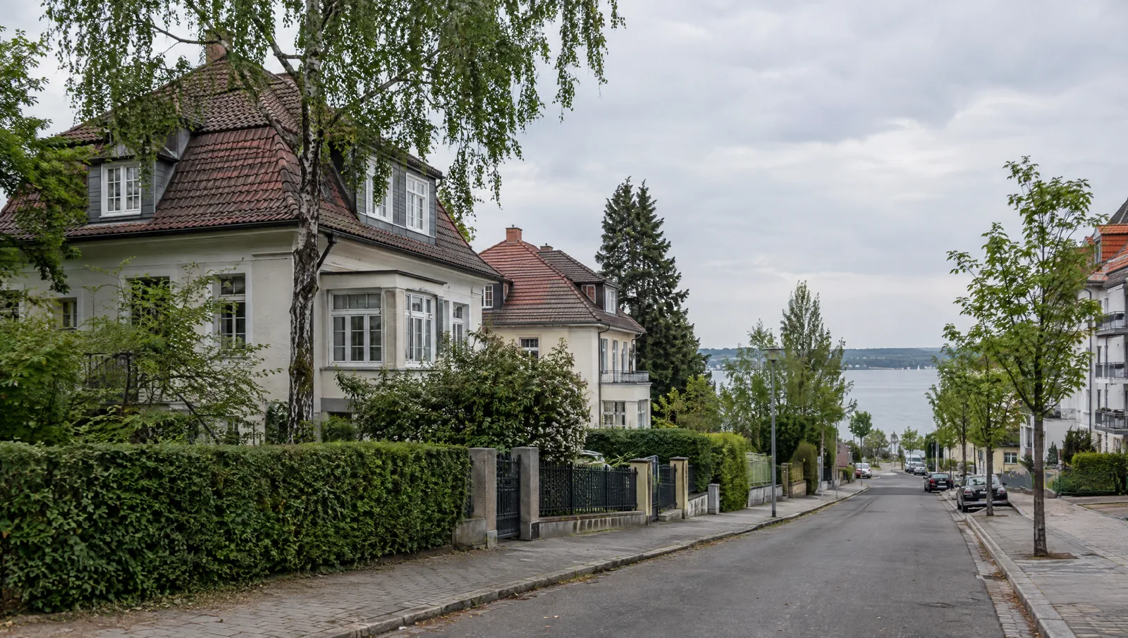 Wasserschadensanierung in Markkleeberg: Villenstraße der 1920er Jahre mit Walmdächern und Hecken nahe dem See