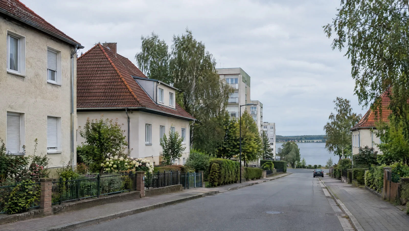 Wasserschadensanierung Markranstädt: Wohnstraße mit verputzten Altbauten und Eigenheimen der 1990er